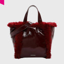 EMILY & NOAH Hanka Shopper in bordeauxfarbener Lackoptik mit Fellbesatz – Frontansicht