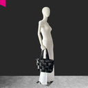 Shopper schwarz Flecht Optik getragen in der Hand
