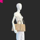 Cromia Louise Handtasche mit samtiger Velours-Haptik aus geprägtem Leder, als Crossbody getragen
