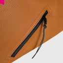 Außentasche mit Reißverschluss an der Cromia Alyson Schultertasche aus Leder in Cognac, Detailaufnahme