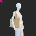 Cromia Louise Shopper aus weichem Leder mit Kroko-Prägung und samtiger Velours-Haptik, seitlich am Modell getragen
