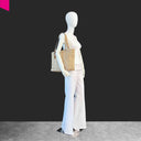 Cromia Louise Shopper aus weichem Leder mit Kroko-Prägung, am Modell getragen zur Größeneinordnung