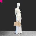 Cromia Louise Handtasche aus weichem Leder mit Kroko-Prägung, getragen am Modell zur Größeneinordnung