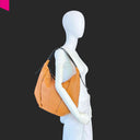 CROMIA ALYSON Beuteltasche cognac – Schultertasche am Modell getragen
