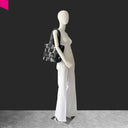 Shopper schwarz Flecht Optik am Model Schulteransicht
