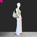 CROMIA ALYSON Beuteltasche olivgrau – Seitenprofil am Modell getragen
