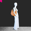 CROMIA ALYSON Beuteltasche aus cognacfarbenem Leder – Seitenprofil am Modell
