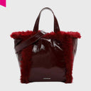 EMILY & NOAH Hanka Shopper in bordeauxfarbener Lackoptik mit Fellbesatz – Frontansicht