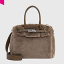 E&N Heather Shopper klein aus weichem Kunstfell in Taupe mit zwei Henkeln und abnehmbarem Schulterriemen, Frontansicht
