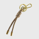 Abro Dalia Taschenanhänger aus beigem Leder mit Knotenoptik und goldfarbenem Karabiner
