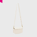 Rückansicht mit Schulterriemen
MAELLE ESSENTIAL FOLD Leder Umhängetasche mit verstellbarem Schulterriemen