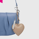 Les Visionnaires Heart Charm Cozy als Taschenanhänger an Handtasche befestigt creme
