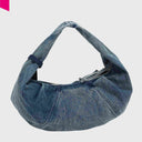 Detailaufnahme der GRETA Denim Essential Texture Tasche mit Denimstruktur und Nähten
