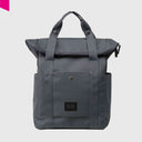 Frontalansicht des City Bikepacks in Marineblau mit eleganten Details und strapazierfähigen, witterungsbeständigen Stoffen.