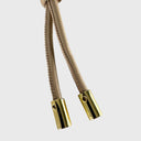 Detail Abro Dalia Lederanhänger mit beigen Lederenden und goldfarbenen Metallkappen
