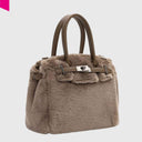 E&N Heather Shopper klein in Taupe, seitliche Perspektive mit sichtbarer Fellstruktur und silberfarbener Metallschließe
