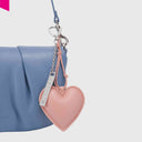 Les Visionnaires Heart Charm Cozy als Taschenanhänger an Handtasche befestigt rose
