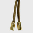 Detail Abro Dalia Anhänger mit olivfarbenem Leder und goldfarbenen Metallkappen
