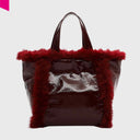 Rückansicht des Shoppers mit umlaufendem Fellbesatz
