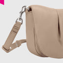 Detailaufnahme Karabiner & Leder
Detail der MAELLE ESSENTIAL FOLD Tasche beige mit silberfarbenem Karabiner
