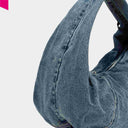 Detailaufnahme der GRETA Denim Essential Texture Tasche mit Denimstruktur und Nähten
