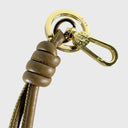 Abro Dalia Lederanhänger mit markanter Knotenoptik und goldfarbenem Logo Karabiner
