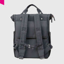 Rückseite des dunkelblauen City Bikepacks mit Fokus auf das verstaubare Rucksack-System und die hochwertige Verarbeitung.