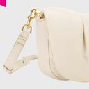 Detailaufnahme Karabiner & Leder
Detail der MAELLE ESSENTIAL FOLD Tasche vanilla mit silberfarbenem Karabiner 