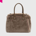 Rückansicht des E&N Heather Shopper klein aus kuscheligem Kunstfell mit stabilen Tragegriffen
