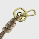 Abro Dalia Anhänger mit goldfarbenem Karabiner und Logo Ring in Nahaufnahme
