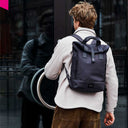 CITY Bikepack Blau als Rucksack im urbanen Alltag getragen
