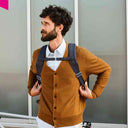 Mann trägt das dunkelblaue City Bikepack als Rucksack; zeigt die ergonomische Passform und den stabilisierenden Brustgurt für aktive Pendler.