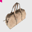 Seitenansicht der Cromia Louise Handtasche mit weicher, samtiger Lederoberfläche
