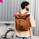 CITY Bikepack XL Braun als Rucksack im urbanen Alltag getragen
