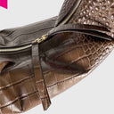 ABRO NANA COCCO Beuteltasche groß Dunkelbraun – Detailansicht des Reißverschlusses und Lederverarbeitung
