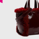 Detailaufnahme des Fellbesatzes und der Lackstruktur
