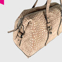 Detailaufnahme des weichen Leders mit Kroko-Prägung und samtiger Velours-Haptik
