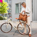 CITY Bike Satchel als Schultertasche getragen in urbaner Umgebung

