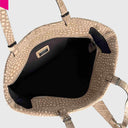 Detailansicht des Bodens vom Cromia Louise Shopper aus weichem Leder mit Kroko-Prägung
