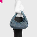 Les Visionnaires GRETA Denim Essential Texture getragen als Schultertasche am Model
