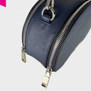 Detailaufnahme Beschlag und Applikationen auf Saffiano-Kalbsleder