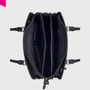 „Innenansicht der schwarzen Leder-Handtasche mit mehreren Fächern und gepolstertem Laptopfach“
