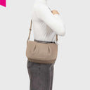 Tragebild
MAELLE ESSENTIAL FOLD Umhängetasche beige als Crossbody getragen