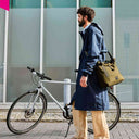 CITY Bike Satchel als Schultertasche getragen im urbanen Umfeld
