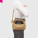 GRETA MINI ESSENTIAL COZY getragen als Crossbody Tasche
