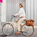 CITY Bike Satchel am Fahrrad befestigt waehrend Stadtfahrt
