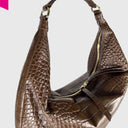 ABRO NANA COCCO Beuteltasche groß in Dunkelbraun – Nahaufnahme der Lederstruktur mit Krokodilhaut-Optik
