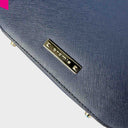 Detailaufnahme Cromia Logo auf Saffiano-Kalbsleder