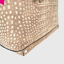 Detailaufnahme des weichen Leders mit Kroko-Prägung und samtiger Velours-Haptik
