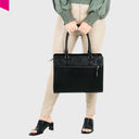 „Schwarze Leder-Handtasche getragen in der Hand – Größenvergleich am Model“
